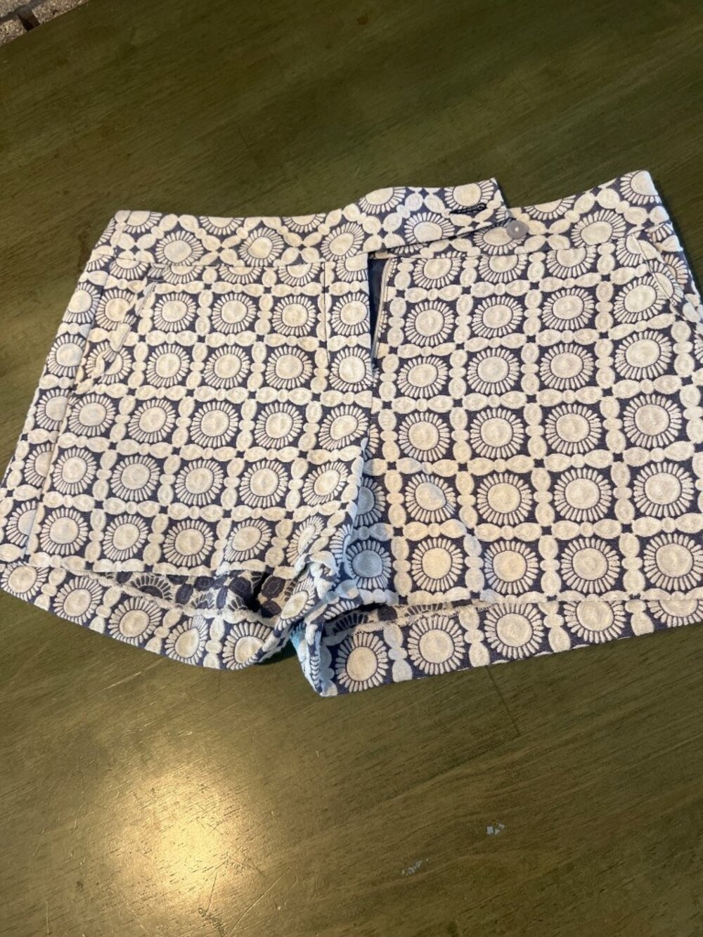 Trina Turk Embroidered Blue & White Floral Shorts Womens Size 4 Stylish Summer W